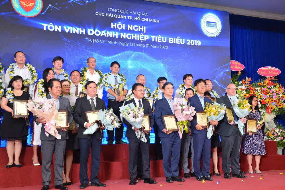 Cục Hải quan TPHCM tôn vinh 200 doanh nghiệp nộp thuế tiêu biểu năm 2019 ảnh 4