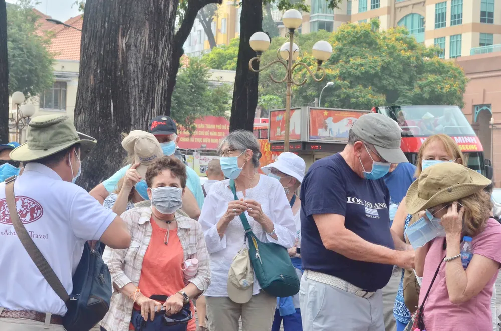 100.000 khẩu trang y tế được phát miễn phí cho du khách đến TPHCM ảnh 1