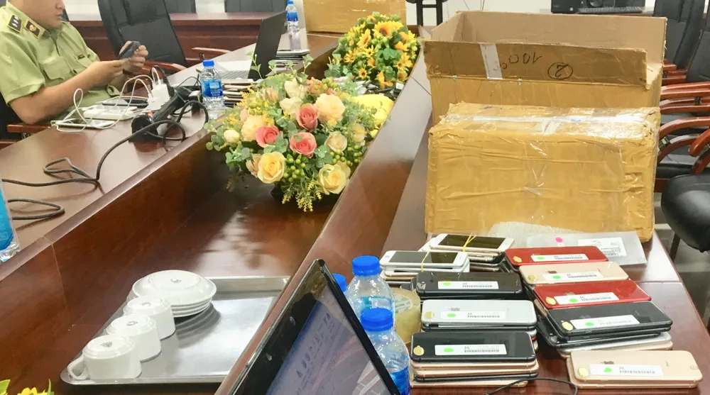 Tạm giữ 496 chiếc điện thoại Iphone đã qua sử dụng ảnh 2