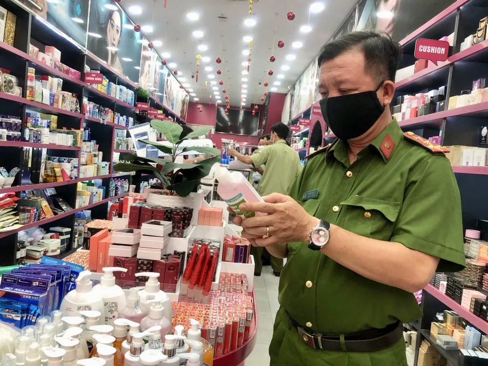 QLTT phát hiện chuỗi cửa hàng bán mỹ phẩm nghi giả mạo thương hiệu ảnh 1