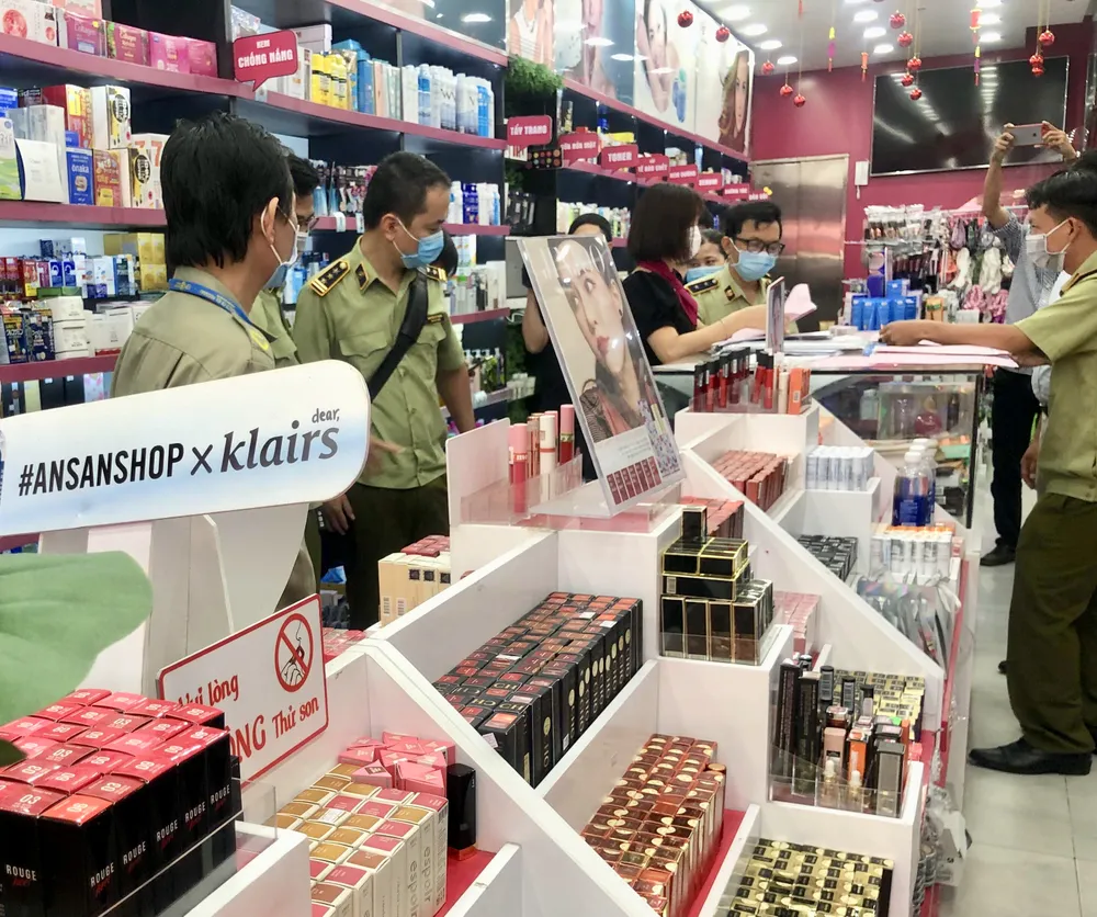 QLTT phát hiện chuỗi cửa hàng bán mỹ phẩm nghi giả mạo thương hiệu ảnh 2