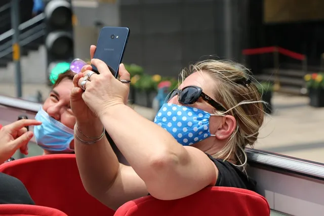 Đoàn khách Pháp 20 người tham quan TPHCM sau khi hoàn thành cách ly ảnh 3