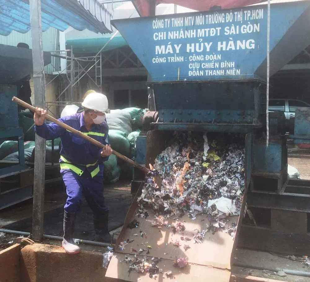 Tiêu hủy lô hàng trị giá hơn 1 tỷ đồng ảnh 2