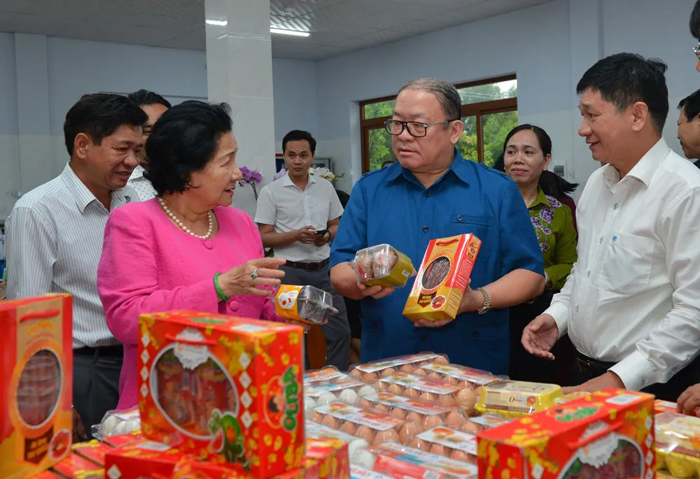 Chủ tịch Hội Nông dân Việt Nam làm việc với Công ty CP Ba Huân ảnh 1