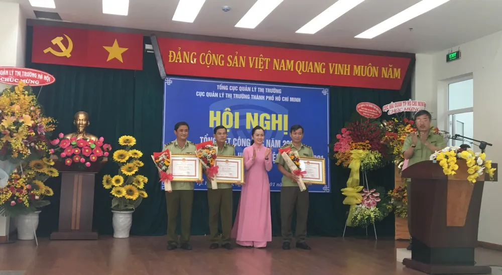 Đại diện tập thể Đội QLTT số 1,2,3 nhận bằng khen của UBND TPHCM