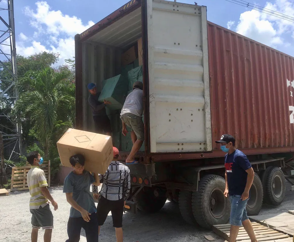 Hàng giả, hàng nhái vẫn bày bán tại các trung tâm thương mại ảnh 2