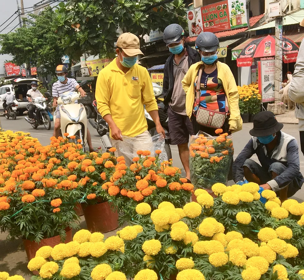 Người dân tất bật mua sắm ngày 29 tết ảnh 1