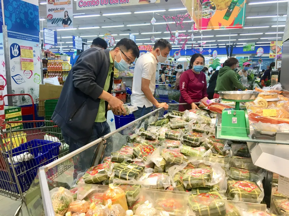 Người dân tất bật mua sắm ngày 29 tết ảnh 3