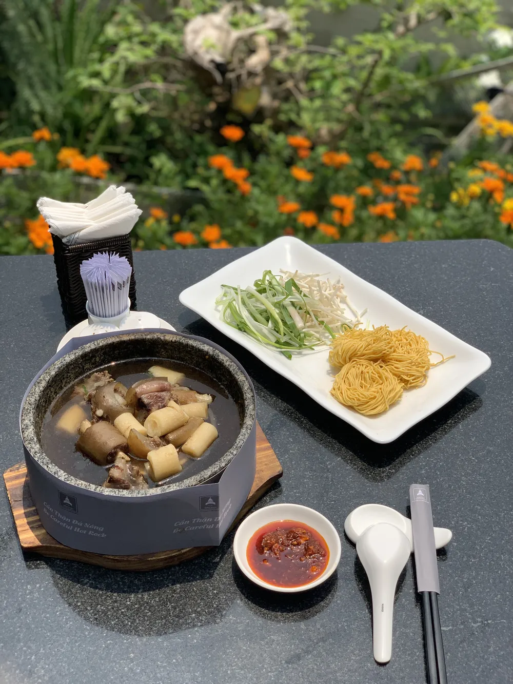 Khách sạn lớn ưu đãi “đậm” thu hút du khách tại chỗ ảnh 1