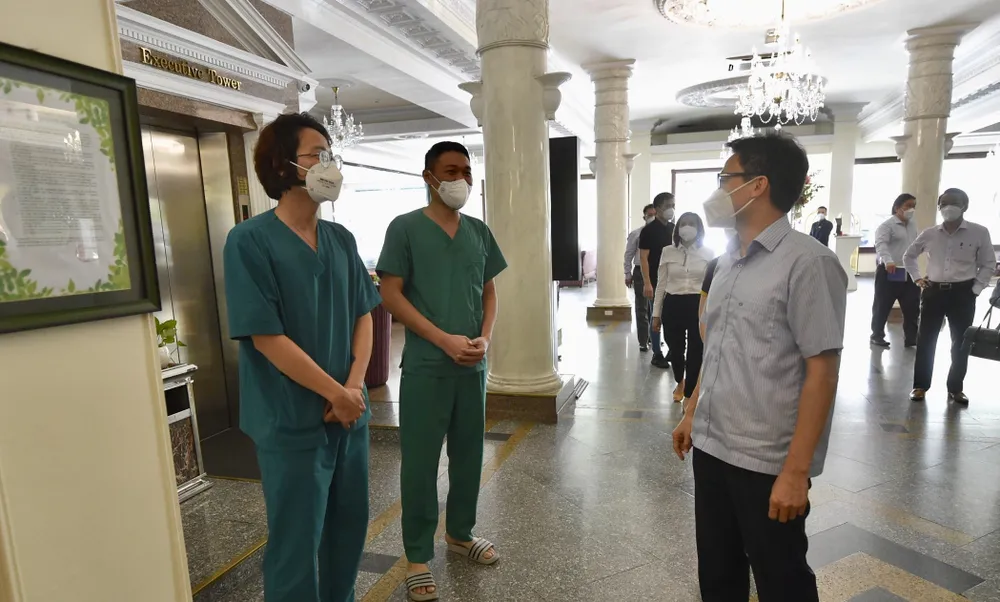 Phó Thủ tướng Vũ Đức Đam thăm, động viên các nhân viên khách sạn ảnh 1
