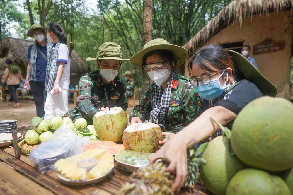 Chủ tịch HĐND TPHCM Nguyễn Thị Lệ: “Lực lượng tuyến đầu phác họa bức tranh đẹp giữa đời thường” ảnh 5