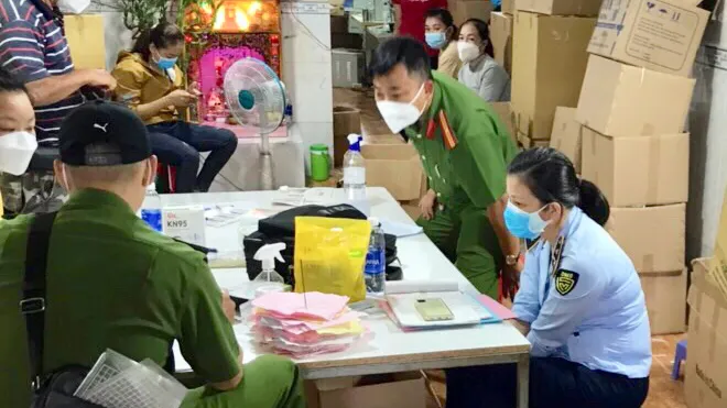 Lực lượng liên ngành kiểm tra một cơ sở tại TPHCM