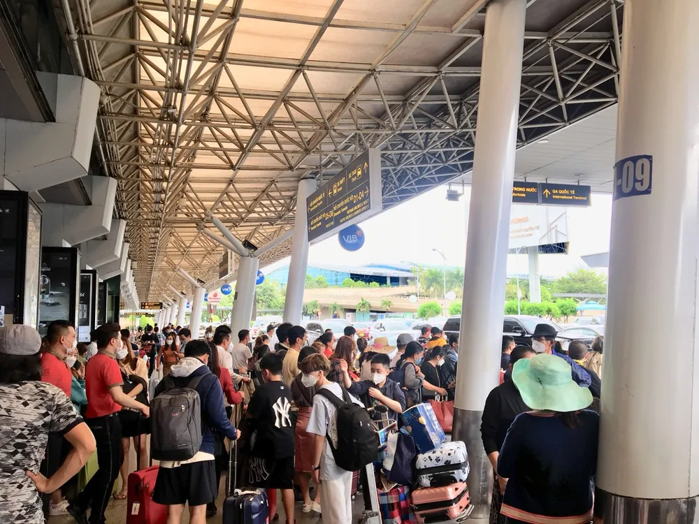 Sân bay Tân Sân Nhất đông nghẹt hành khách chiều 6-2 ảnh 2