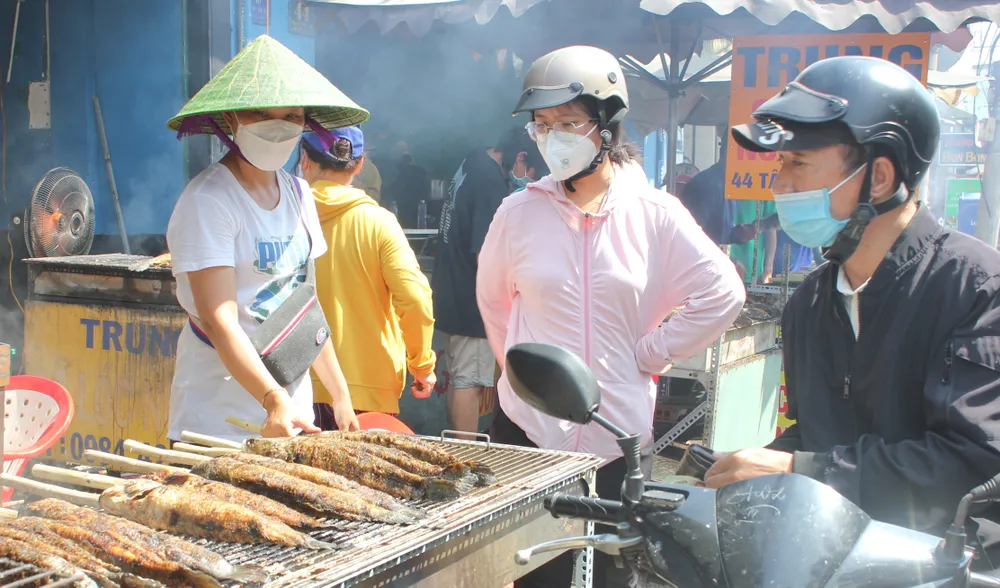 Tấp nập người mua trái cây, cá lóc nướng vía Thần Tài ảnh 2