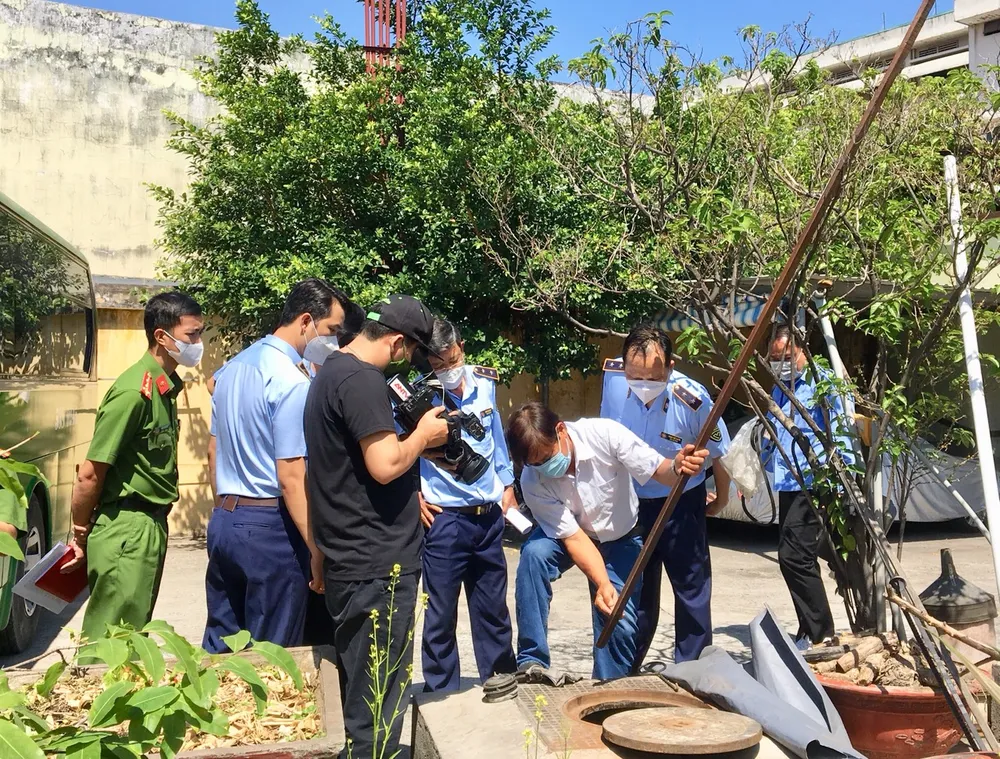 Quản lý thị trường TPHCM đồng loạt ra quân kiểm tra cửa hàng xăng dầu ảnh 2