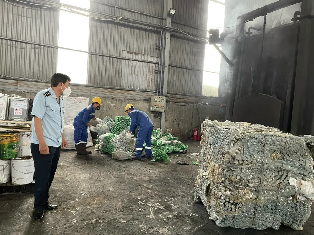 TPHCM bắt đầu tiêu hủy hàng trăm container phế liệu ảnh 1