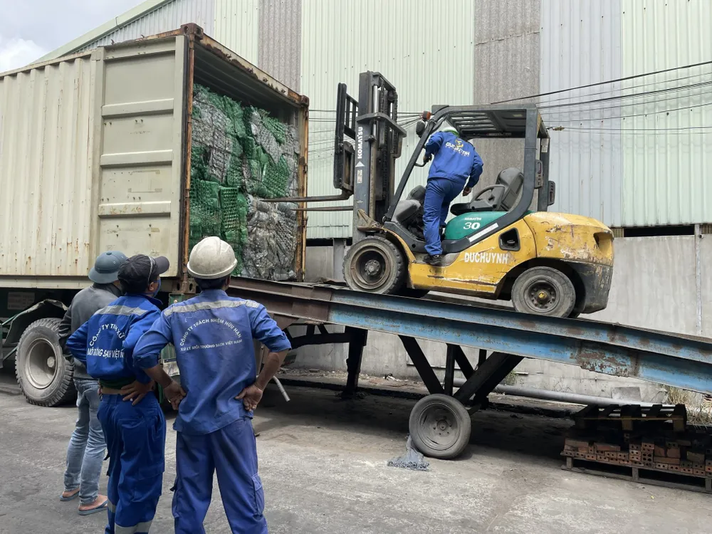 TPHCM bắt đầu tiêu hủy hàng trăm container phế liệu ảnh 2