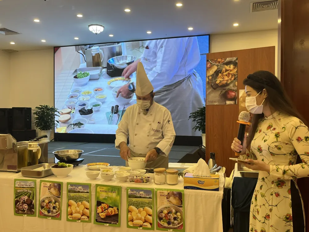 Bếp trưởng 5 sao ở TPHCM hướng dẫn học viên nấu ăn ảnh 1