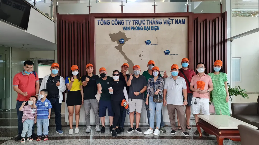 Du khách háo hức trải nghiệm tour trực thăng ngắm TPHCM ảnh 5