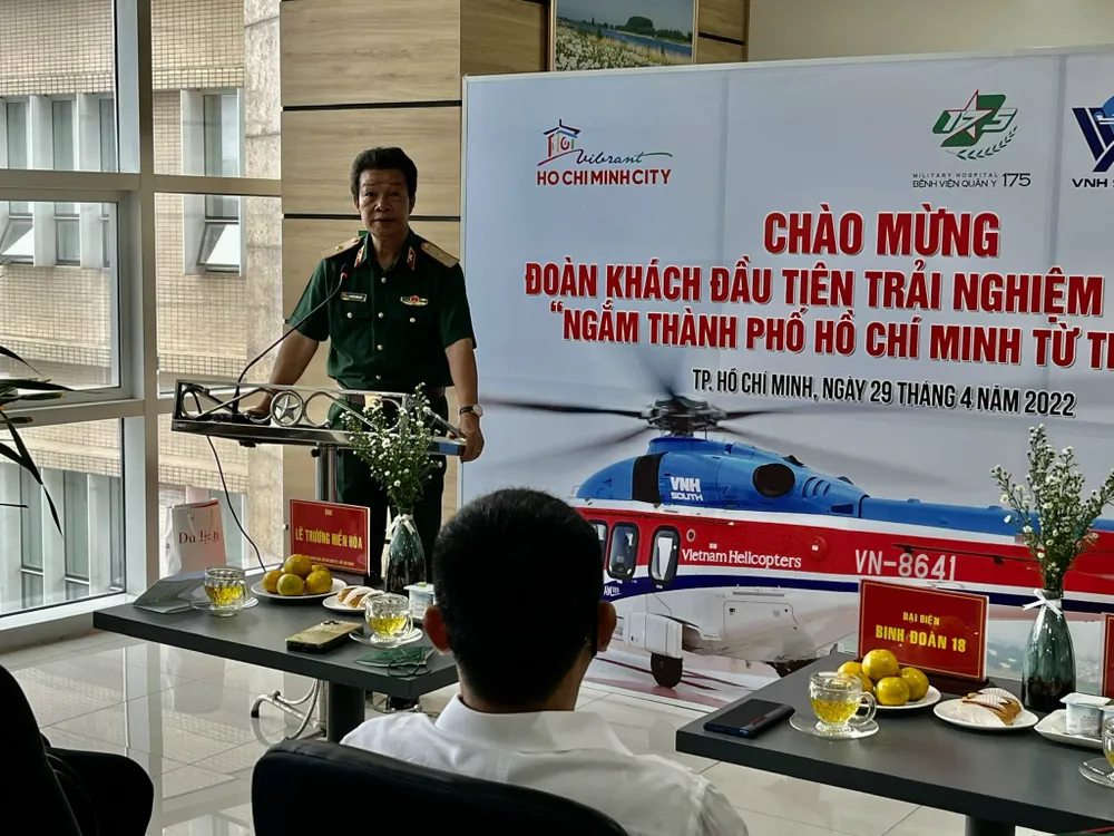 Du khách háo hức trải nghiệm tour trực thăng ngắm TPHCM ảnh 4