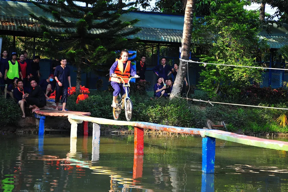 Khách đi du lịch, về quê đông nghẹt ảnh 2