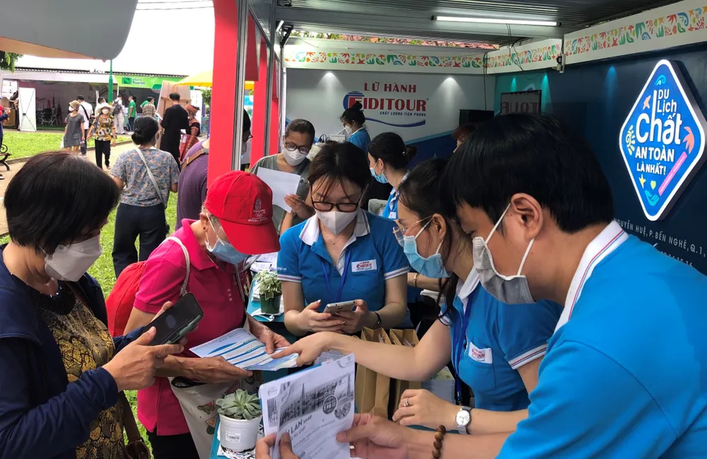 Khách nhộn nhịp mua tour tại Ngày hội Du lịch TPHCM ảnh 3