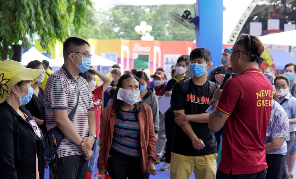 Khách nhộn nhịp mua tour tại Ngày hội Du lịch TPHCM ảnh 1