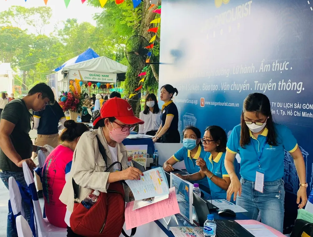 Khách nhộn nhịp mua tour tại Ngày hội Du lịch TPHCM ảnh 2