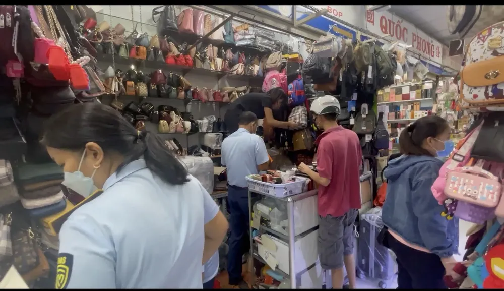 Lực lượng quản lý thị trường kiểm tra tại Trung tâm Thương mại - Dịch vụ An Đông