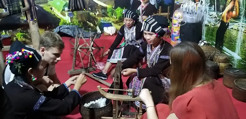 Khách tấp nập vui chơi, mua tour Tết 2023 ảnh 3