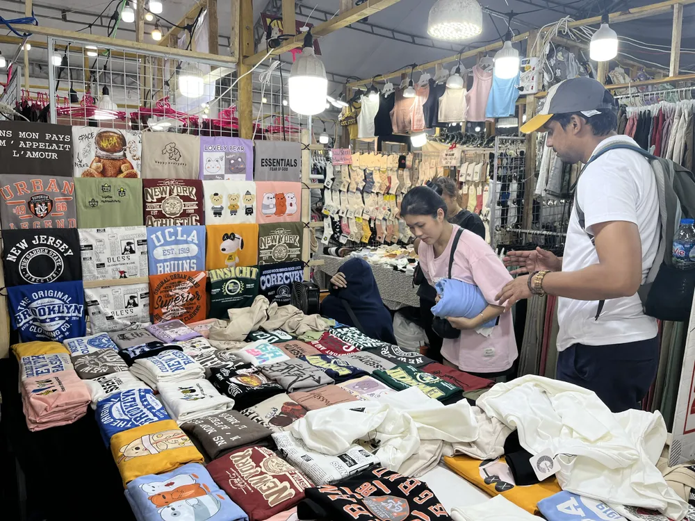 Khách tấp nập vui chơi, mua tour Tết 2023 ảnh 1