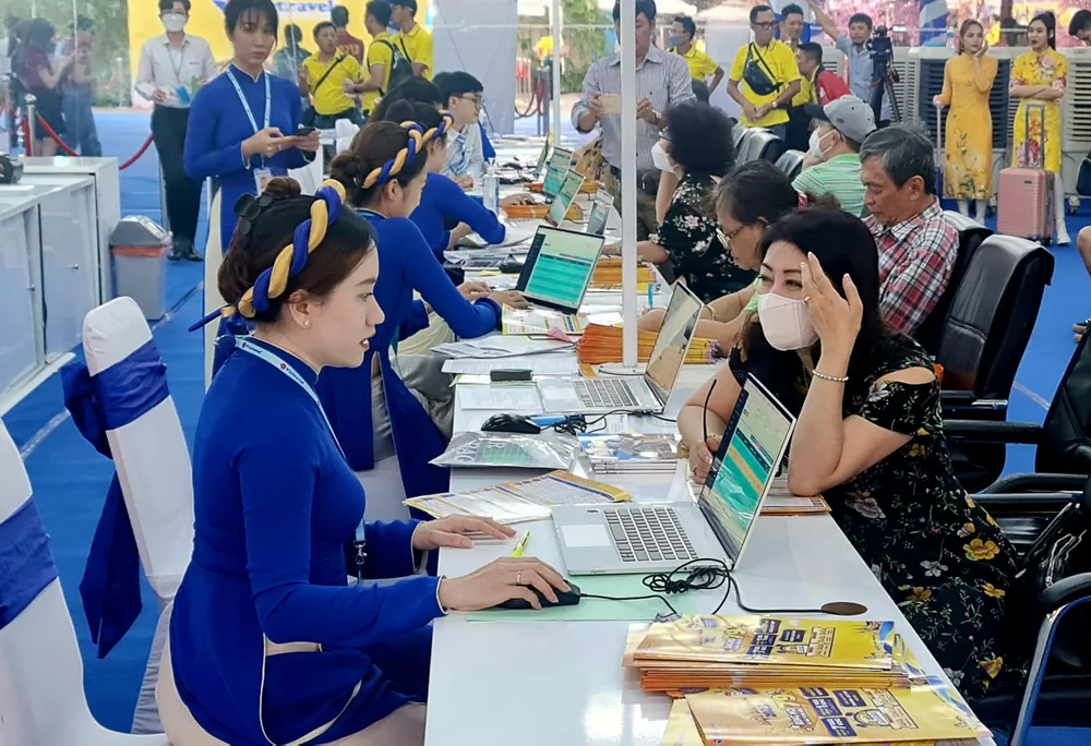 Khách tấp nập vui chơi, mua tour Tết 2023 ảnh 2