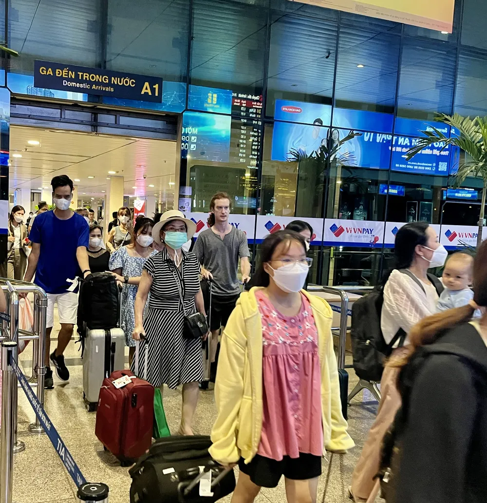 Khách trong nước và quốc tế tại Sân bay Tân Sơn Nhất đầu năm 2022