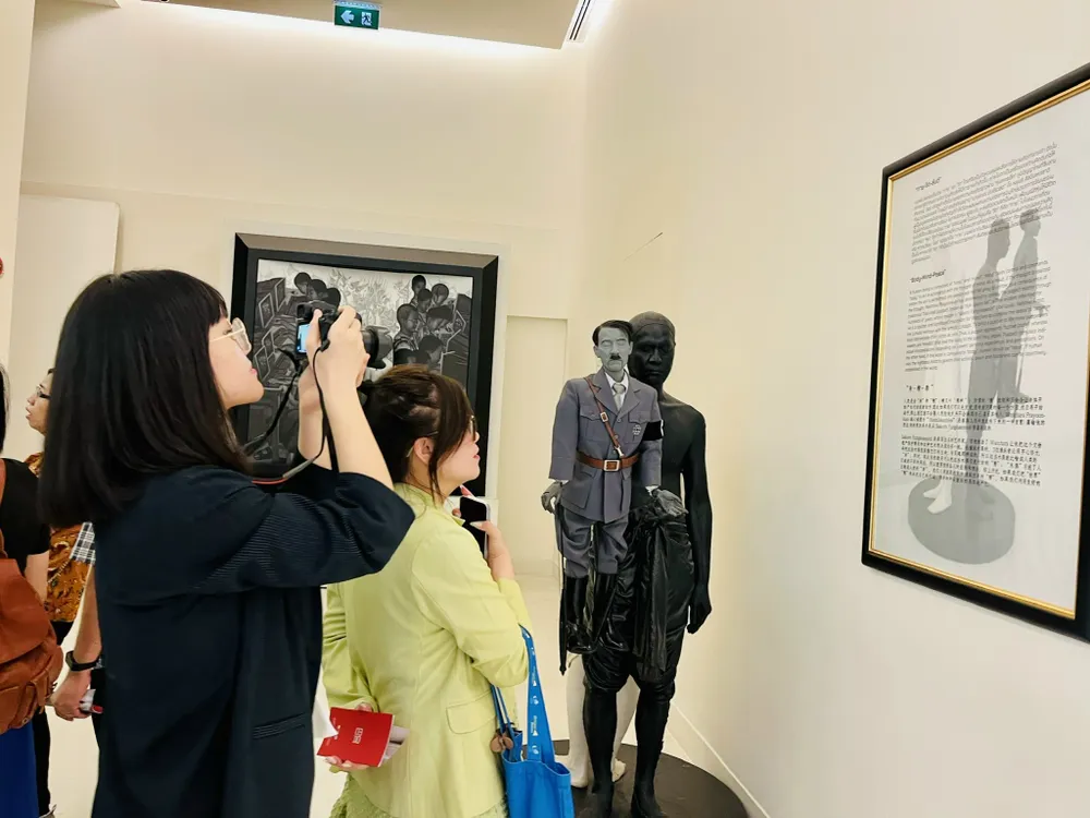 Khách Việt Nam tham quan Bảo tàng nghệ thuật Moca (Thái Lan) ngày 17-12-2022