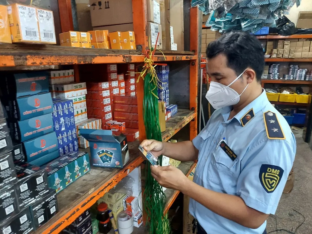 Nhiều mặt hàng bày bán tại đây có dấu hiệu giả mạo thương hiệu nổi tiếng