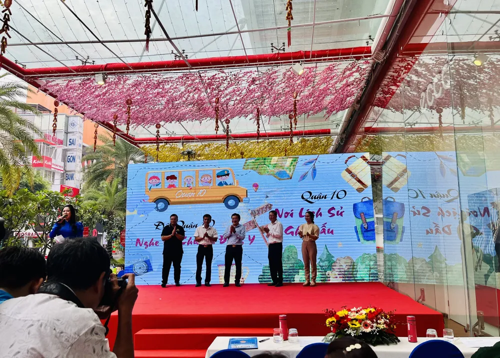 Các đại biểu giới thiệu tour du lịch mới đến người dân, du khách