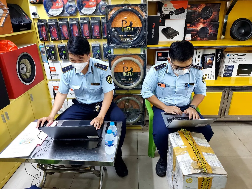 Lực lượng quản lý thị trường lập biên bản, xử lý vi phạm ngày 30-12