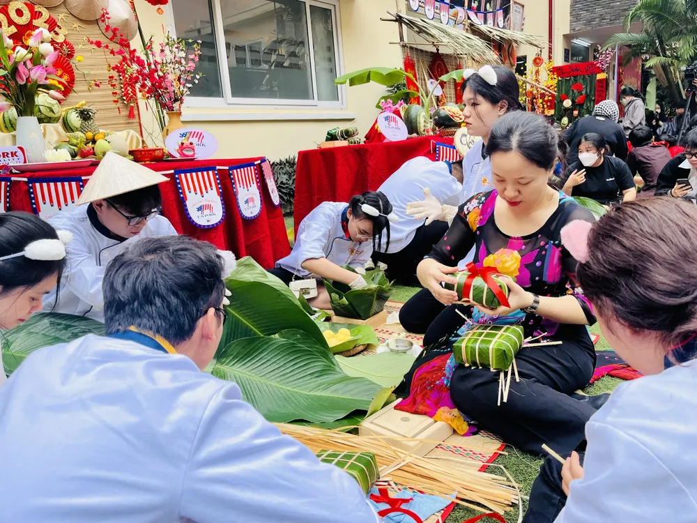 Các thí sinh tham dự cuộc thi gói bánh chưng ngày 5-1 do Trường Trung cấp Du lịch và Khách sạn Saigontourist tổ chức