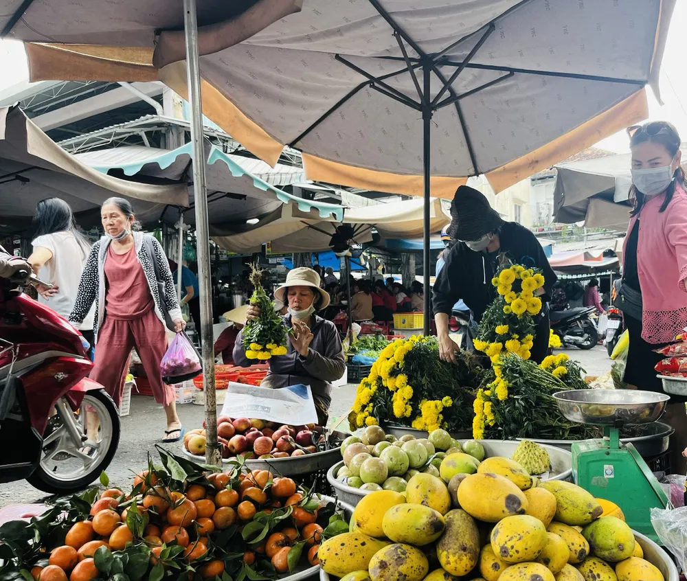 Một số mặt hàng trái cây tươi tăng giá từ 5%-15% so với ngày thường. Ảnh: THI HỒNG Một số mặt hàng trái cây tươi tăng giá từ 5%-15% so với ngày thường. Ảnh: THI HỒNG