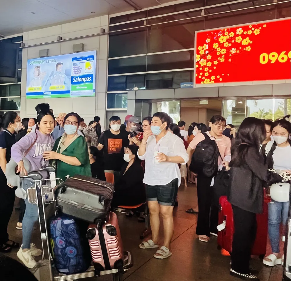 Chị Võ Ngọc Quỳnh My định cư tại Đức và mẹ (áo xanh) gặp nhau sau thời gian xa cách. Ảnh: THI HỒNG