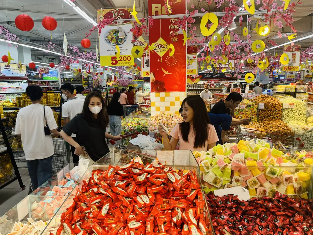 Người tiêu dùng chọn mua bánh kẹo tại hệ thống siêu thị BigC Trường Chinh, quận Tân Phú