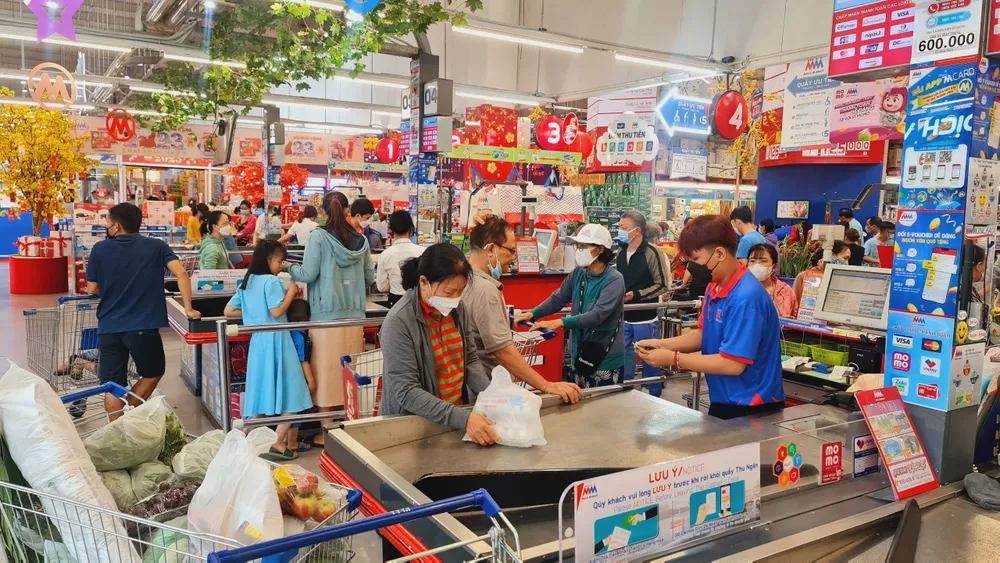 Người dân chờ tính tiền tại siêu thị MM Mega Market Hiệp Phú, quận 12, TPHCM trưa 19-1
