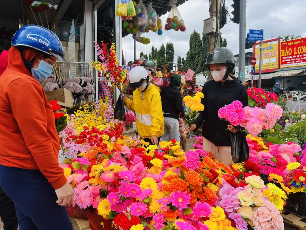 Chọn mua hoa tết trưa 30 tháng Chạp tại huyện Cư Jút - Đắk Nông. Ảnh: THI HỒNG Chọn mua hoa tết trưa 30 tháng Chạp tại huyện Cư Jút - Đắk Nông. Ảnh: THI HỒNG