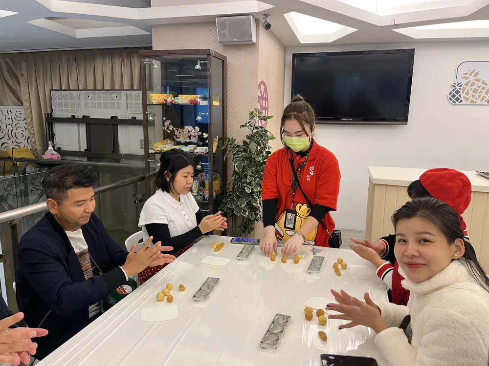 Khách Việt đi tour do TSTtourist thực hiện trải nghiệm làm bánh ở Đài Loan (Trung Quốc) những ngày đầu xuân mới