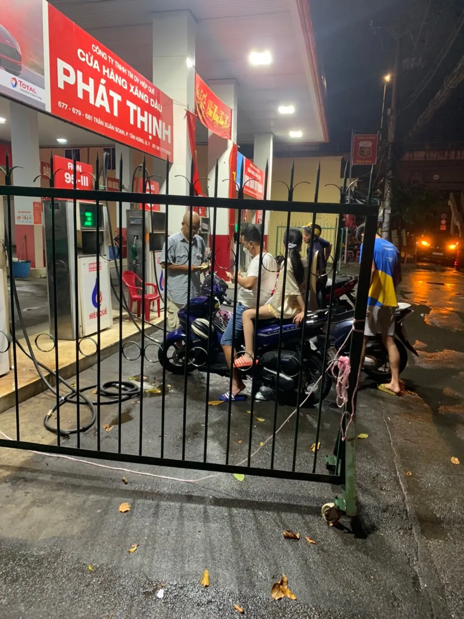 Một số cây xăng hoạt động bình thường vào tối 24-1 Một số cây xăng hoạt động bình thường vào tối 24-1