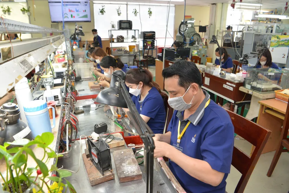 Nhân viên chế tác sản phẩm PNJ tại xưởng sản xuất. Ảnh: CAO THĂNG