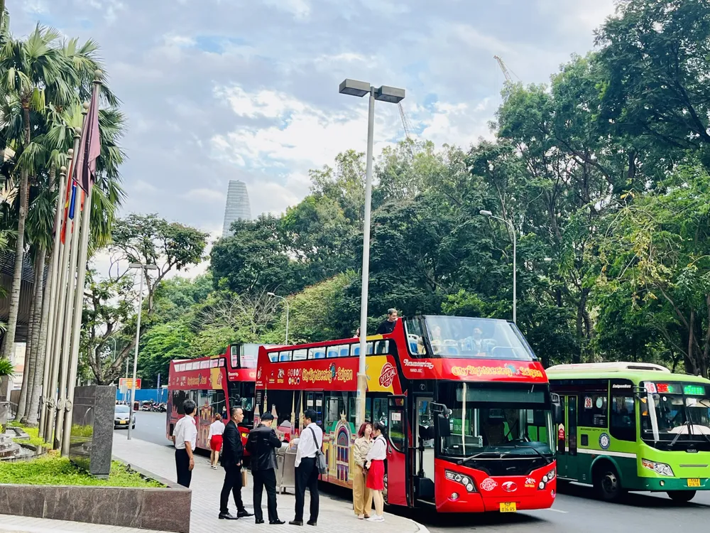 Các golfer được tham quan TPHCM bằng xe buýt 2 tầng chiều 28-2