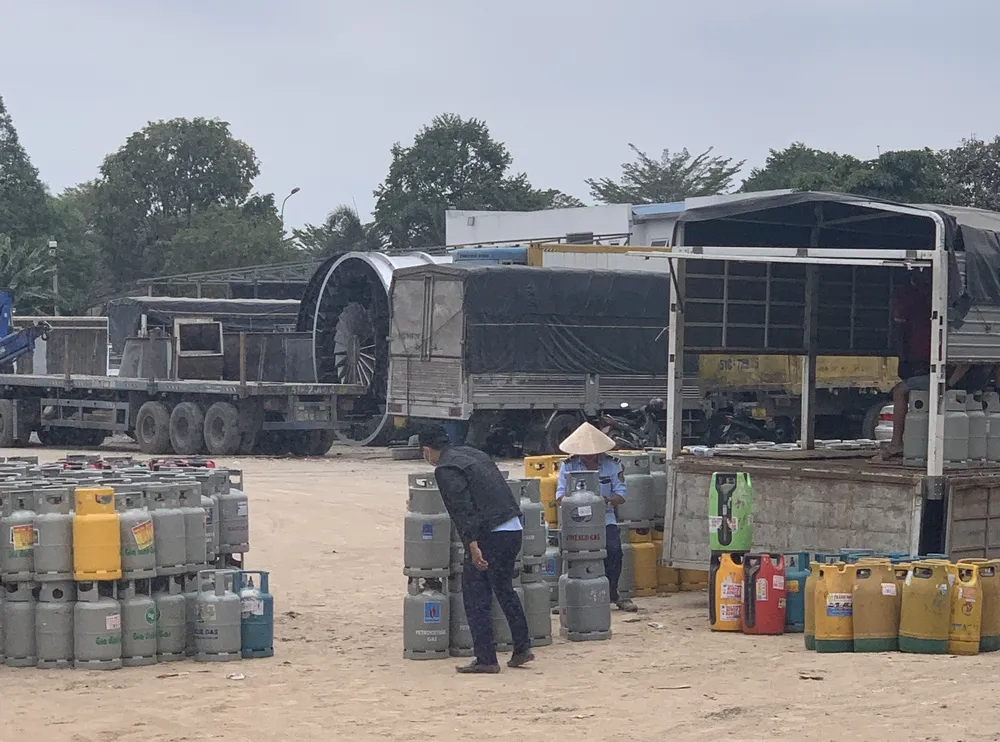 Quản lý thị trường TPHCM kiểm đếm số lượng bình gas có dấu hiệu giả mạo Quản lý thị trường TPHCM kiểm đếm số lượng bình gas có dấu hiệu giả mạo