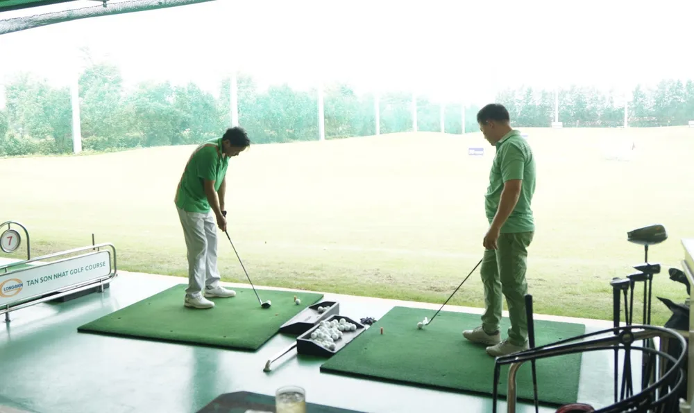 Khách chơi golf tại sân Tân Sơn Nhất, TPHCM