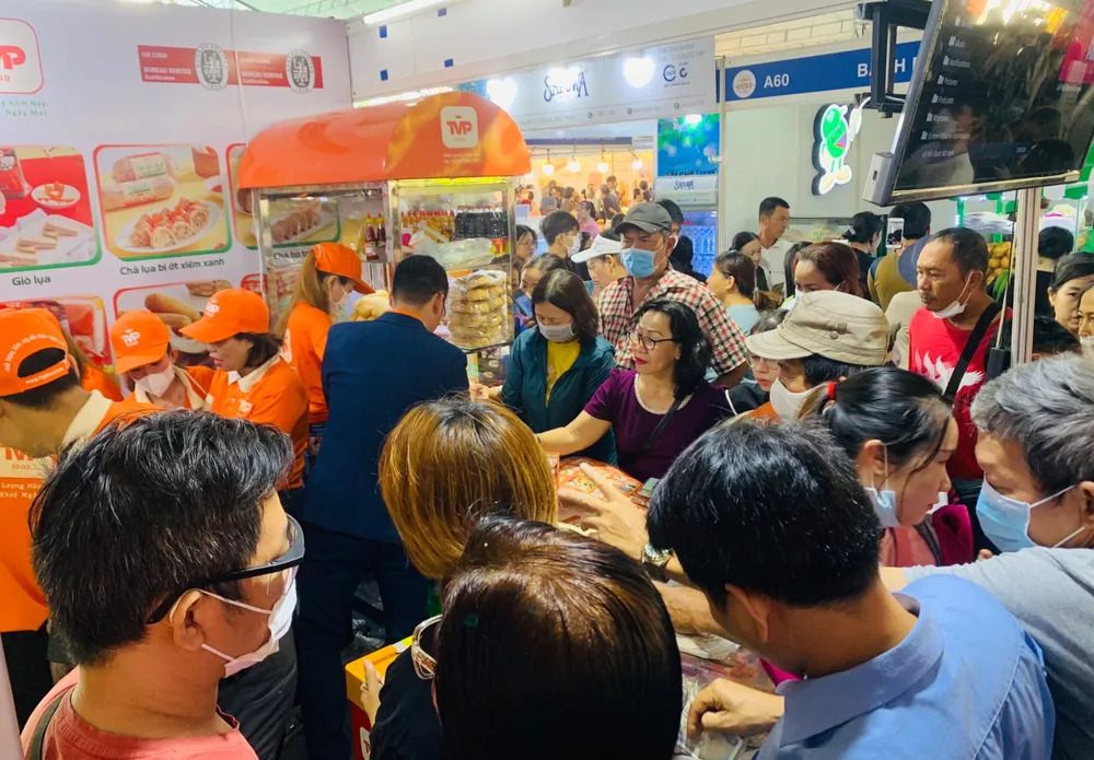 Khách đổ về các gian hàng để thưởng thức hương vị bánh mì